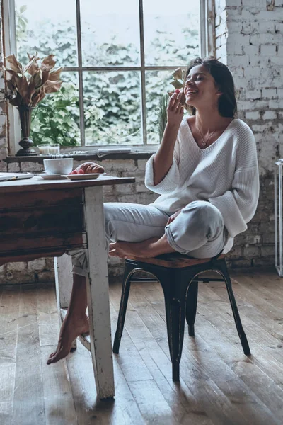 Brunette vrouw frambozen eten — Stockfoto