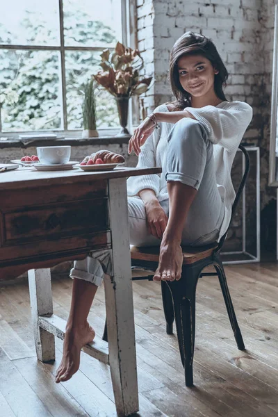 Vrouw genieten van ontbijt — Stockfoto