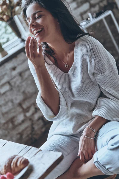 Morena mujer comiendo frambuesas —  Fotos de Stock