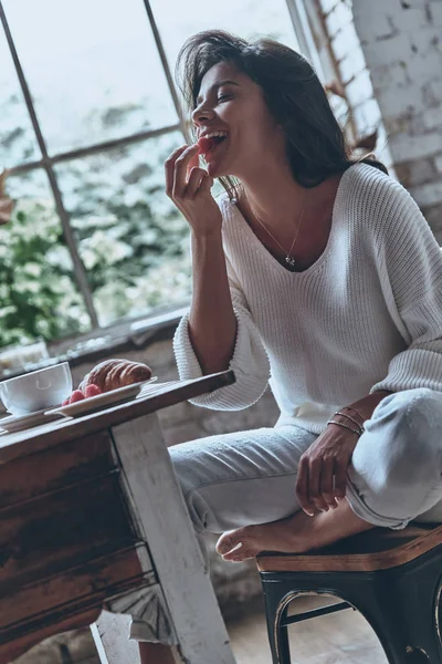 Brunette vrouw frambozen eten — Stockfoto