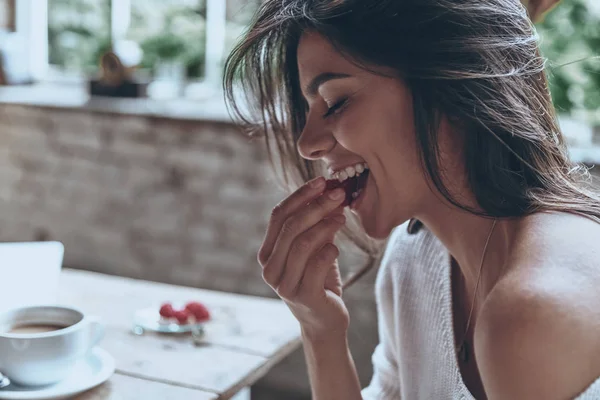Bruneta žena jíst chutné croissant — Stock fotografie