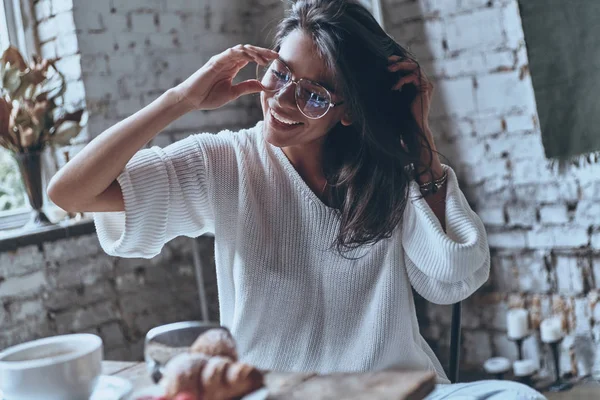 Krásná brunetka žena — Stock fotografie