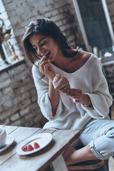 Mulher atraente tomando café da manhã — Fotografia de Stock