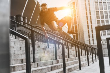 Etkin adam merdivenden atlama