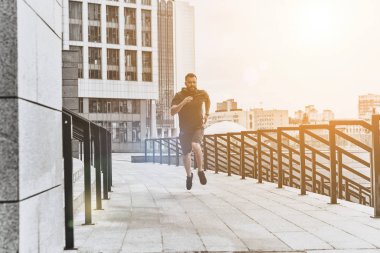 spor giyim koşu yakışıklı adam
