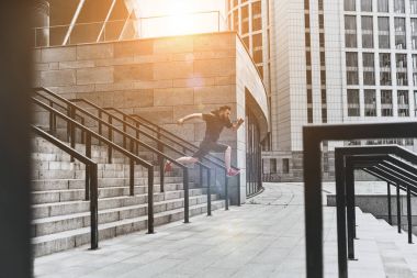 Etkin adam merdivenden atlama