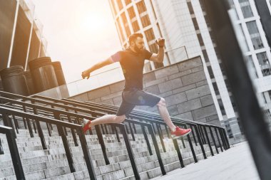 Etkin adam merdivenden atlama