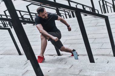 adam merdivenlerde germe