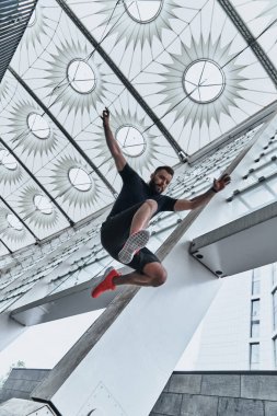spor giyim atlama içinde adam