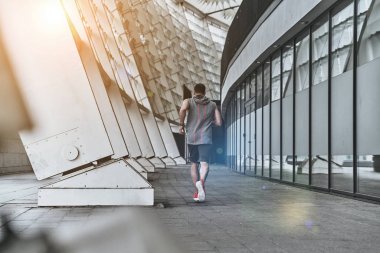 adam Stadyumu binanın çevresinde koşu