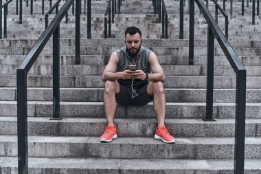 adam müzik dinleme giyim spor