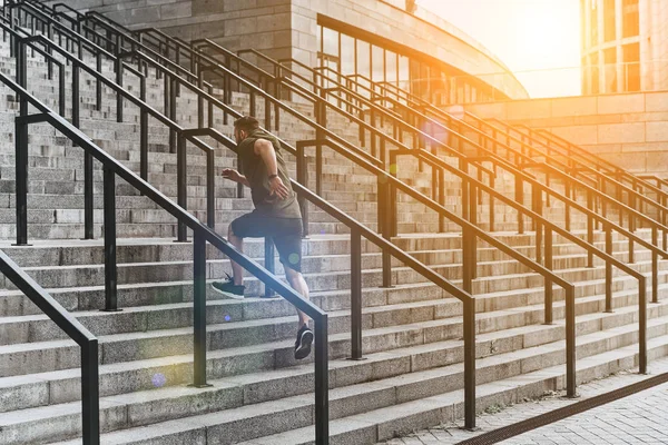 Homem em roupas esportivas jogging — Fotografia de Stock