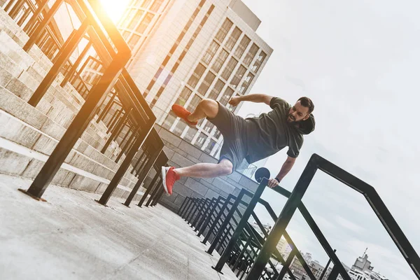 Actieve man springen op trappen — Stockfoto