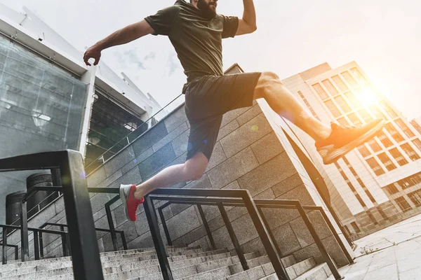Actieve man springen op trappen — Stockfoto
