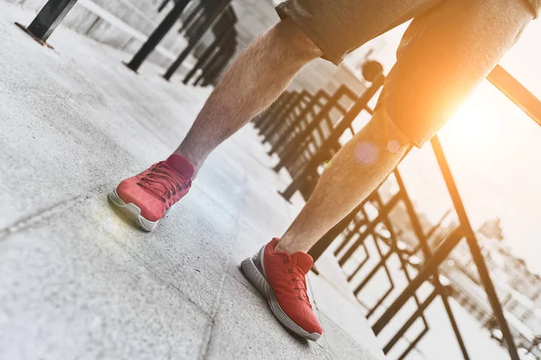 Mužské nohy v sportovní tenisky — Stock fotografie