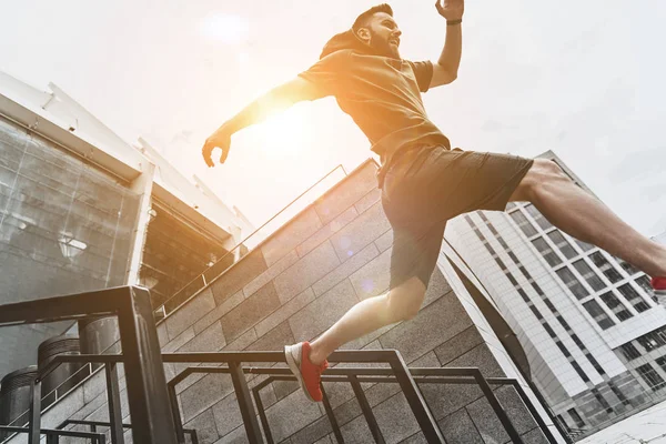 Aktiver Mann springt auf Treppe — Stockfoto