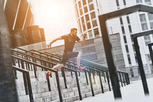 Homme actif sautant dans les escaliers — Photo