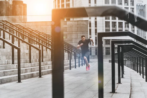 Bonito homem no esporte roupas jogging — Fotografia de Stock