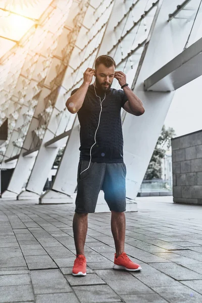 М'язистий чоловік слухає музику — стокове фото