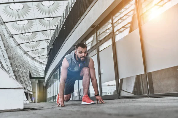 Man getting ready to run — Stock Photo, Image