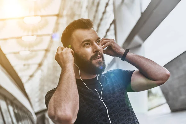 Bell'uomo che ascolta musica — Foto Stock