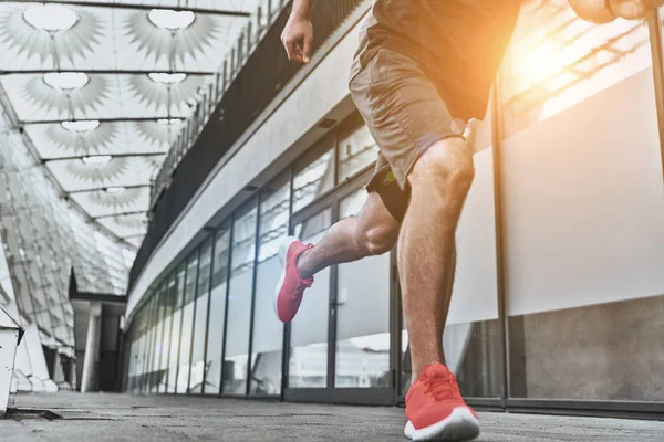 Активний чоловік у спортивному одязі біжить — стокове фото