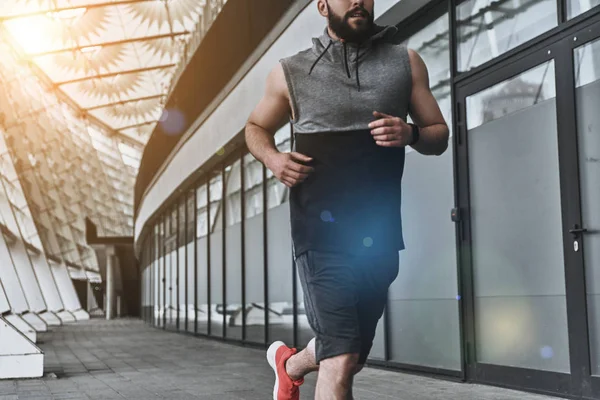 Homem ativo em roupas esportivas jogging — Fotografia de Stock