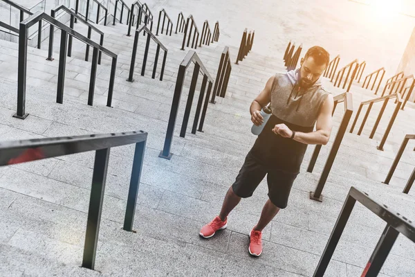 Homem com garrafa esporte — Fotografia de Stock