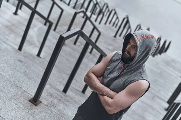 Man keeping arms crossed — Stock Photo, Image