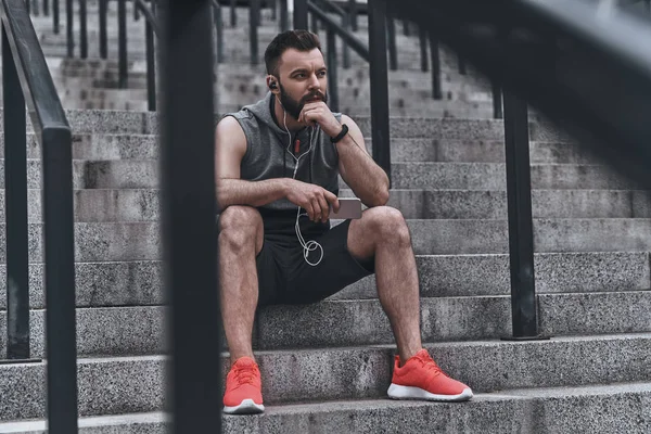 adam müzik dinleme giyim spor