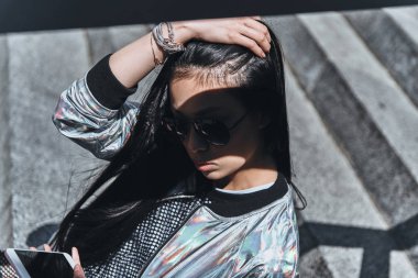 şık Asyalı genç kadın