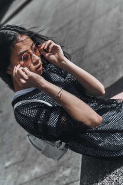 şık Asyalı genç kadın