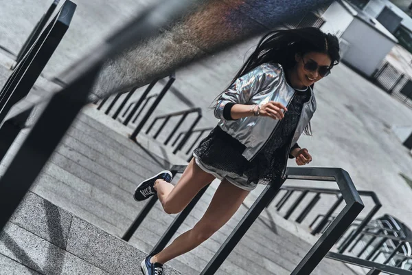 Asiatische Frau auf Treppen in der Stadt — Stockfoto