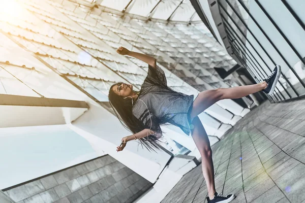 Caminando mujer asiática con teléfono inteligente — Foto de Stock