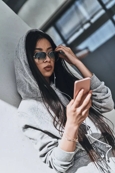 Стильная азиатская женщина с смартфоном — стоковое фото