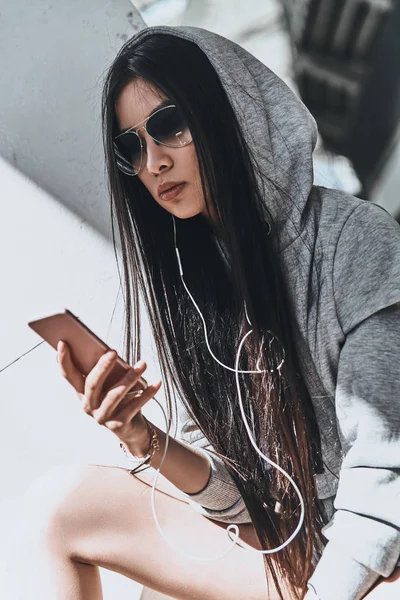 Élégant asiatique femme tenant smartphone — Photo