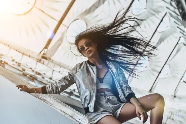 Femme asiatique à la mode avec les cheveux longs — Photo