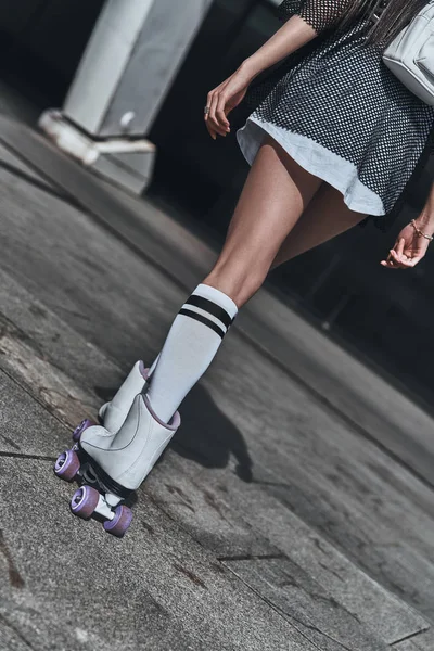 Жінка-роликові ковзанки в шкарпетках — стокове фото