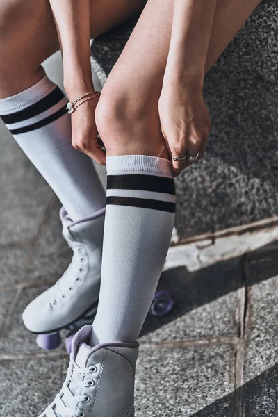 Mujer en rodillos ajustando calcetines — Foto de Stock