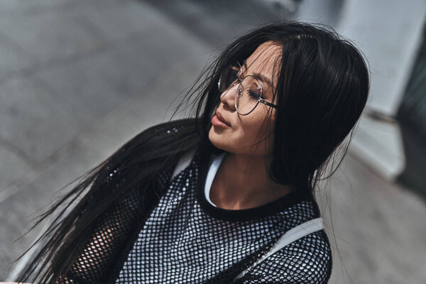 красивая и стильная азиатская женщина
