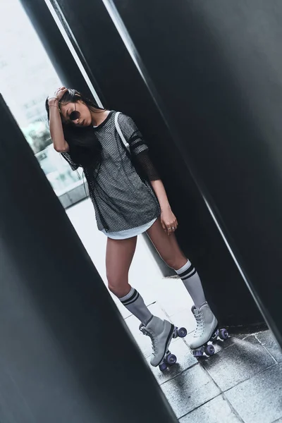 Mujer asiática con estilo en rodillos deportivos — Foto de Stock