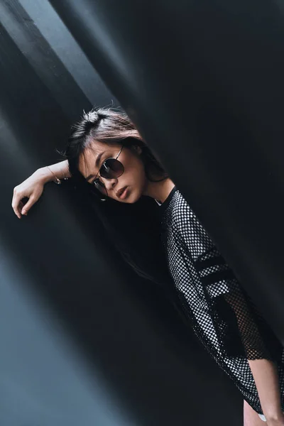 Asiatisk ung kvinna i fritidskläder — Stockfoto