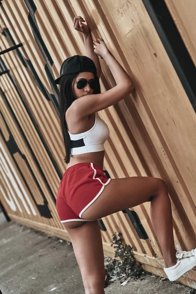 Schöne junge Frau in roten Shorts — Stockfoto