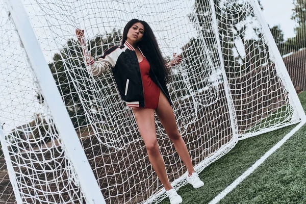 Fotboll flicka i röda badbyxor — Stockfoto