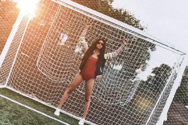 Menina de futebol em roupa de banho vermelha — Fotografia de Stock