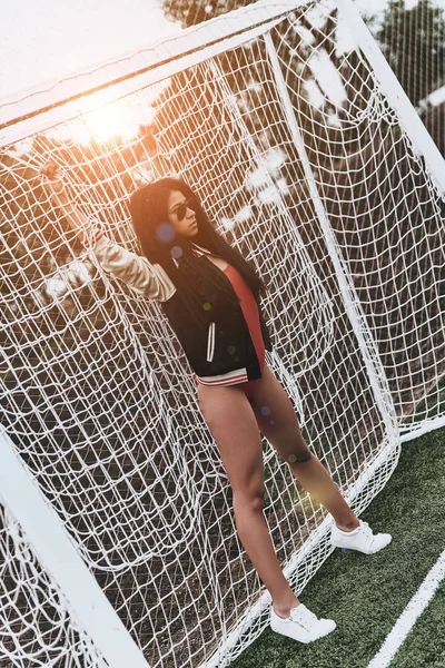 Menina de futebol em roupa de banho vermelha — Fotografia de Stock