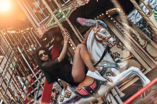 Mulher montando o alegre ir em torno de — Fotografia de Stock