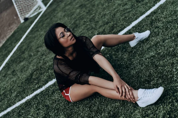 Femme assise sur le terrain de football — Photo