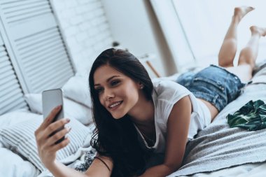 akıllı telefon kullanan esmer kadın 