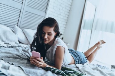 akıllı telefon kullanan esmer kadın 